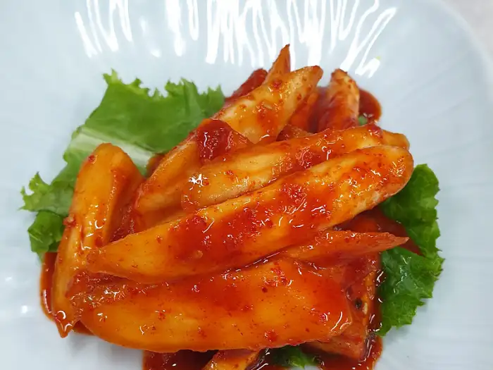 매콤한 양념에 버무려진 떡볶이 같은 음식