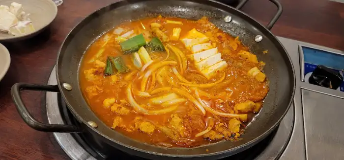 끓고 있는 김치찌개의 클로즈업 사진