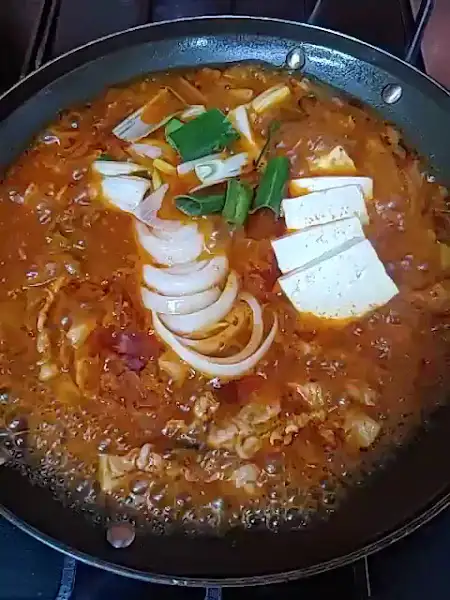 끓고 있는 김치찌개에 김가루가 뿌려진 모습