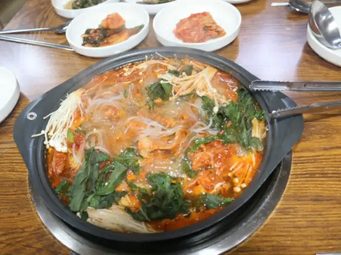 전골 속 당면과 채소, 고기