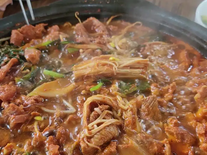 익어가면서 더욱 진해지는 전골 국물