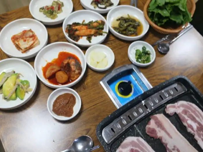 고기를 쌈 싸 먹는 모습
