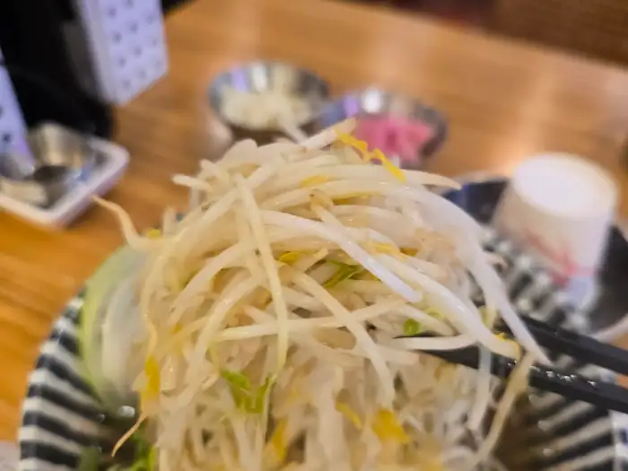 팟타이에 올라간 숙주와 채소