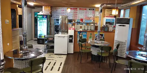 식당 내부 전경 및 주방 쪽 모습