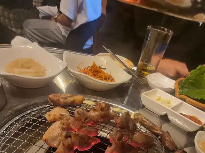 불판 위에서 구워지고 있는 돼지부속구이