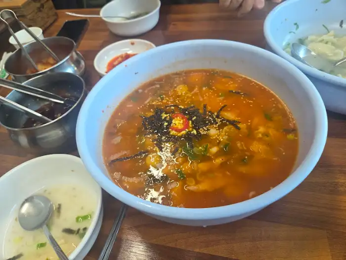 매콤한 국물의 수제비 사진