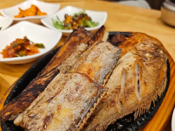 생선구이와 함께 나온 반찬들