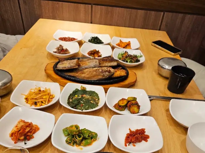 테이블 가득 차려진 생선구이와 반찬들
