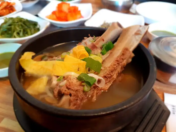 푸짐한 고기가 들어있는 김치찌개
