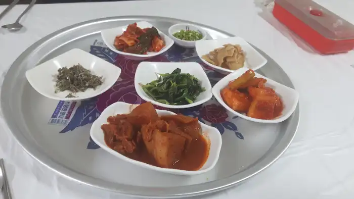 다양한 나물 반찬이 담긴 접시들