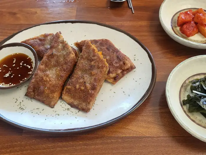 노릇하게 구워진 곤드레만두