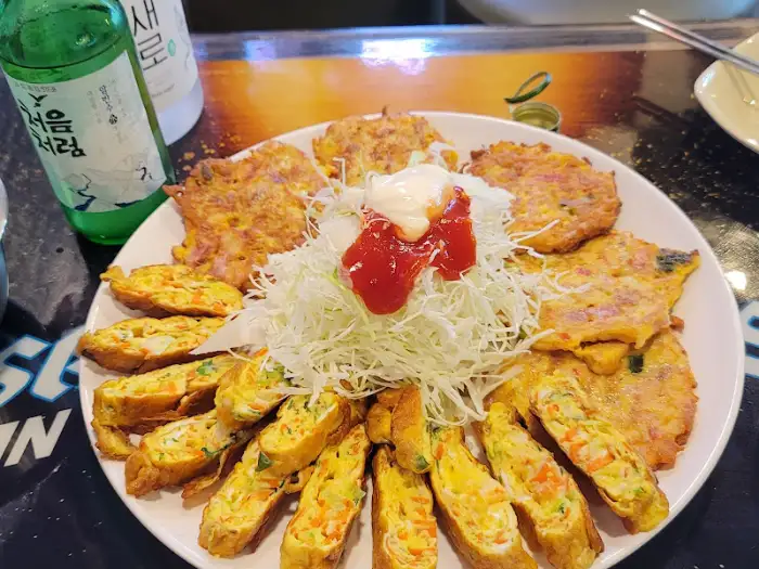 참치전과 함께 주문한 계란말이가 접시에 담겨 있는 모습