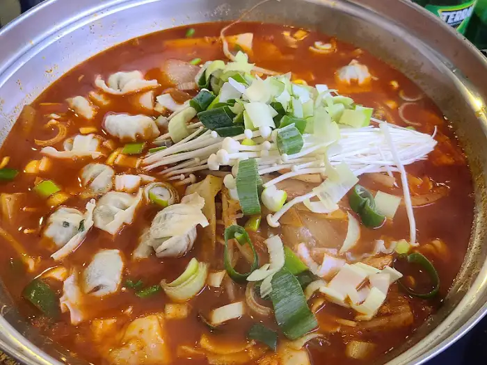 참치찌개에 라면사리와 채소가 듬뿍 들어있는 모습
