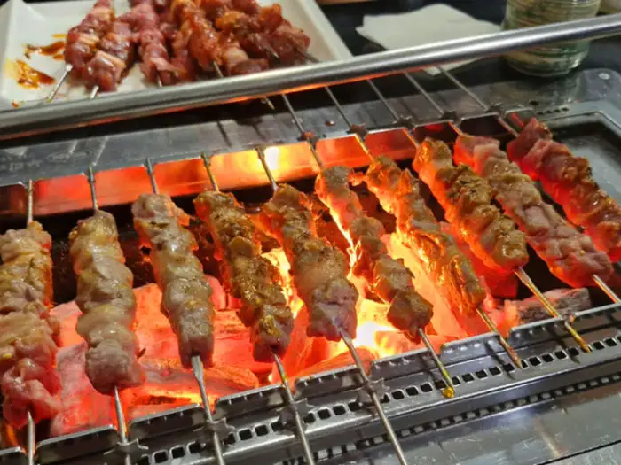 숯불 위에서 구워지는 양꼬치