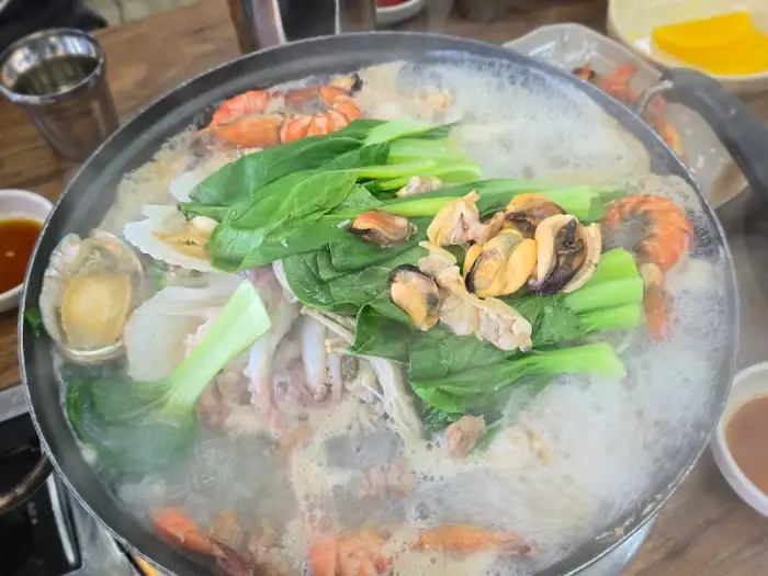 해물 칼국수 냄비 위쪽에서 찍은 사진