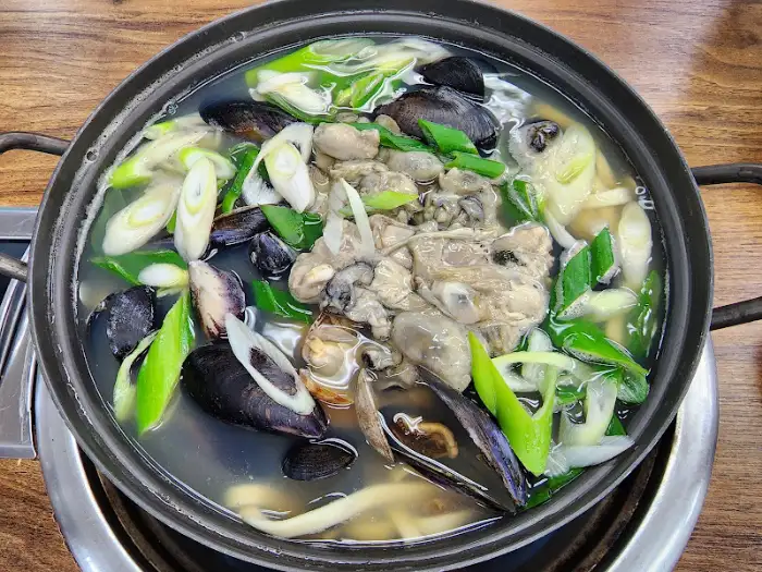 해물 칼국수 냄비 전체 모습