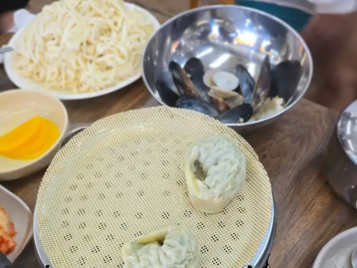 준비된 칼국수 면과 김치, 단무지