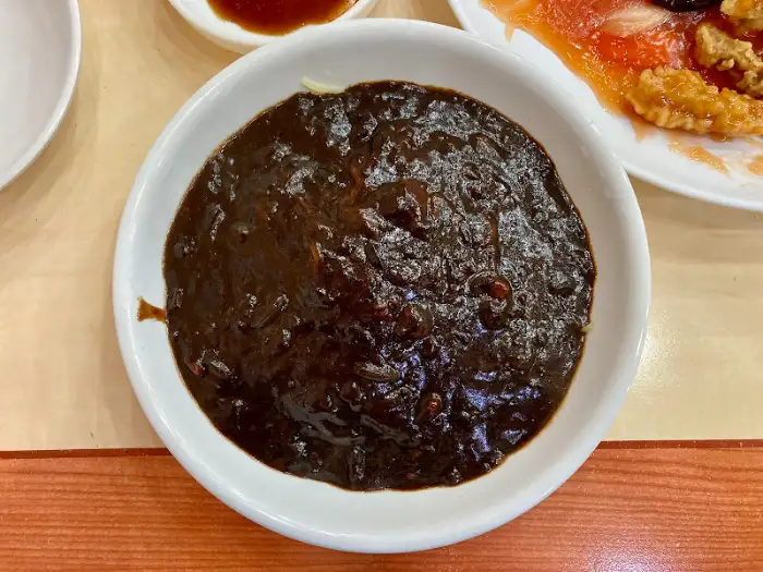 간짜장 비벼 먹는 모습