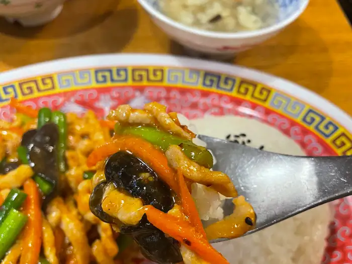 포크에 담긴 덮밥 메뉴의 재료들
