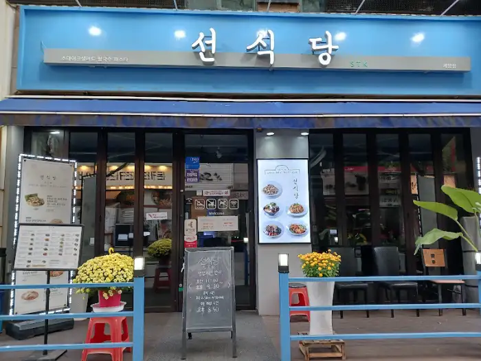 쌀국수 면을 들어 올리는 모습