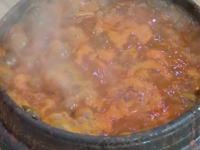 메기매운탕이 끓고 있는 모습
