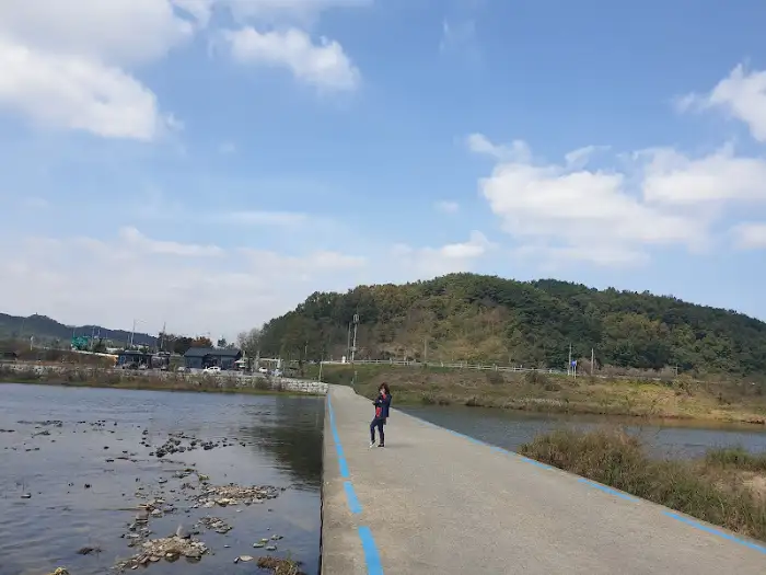 강변 풍경