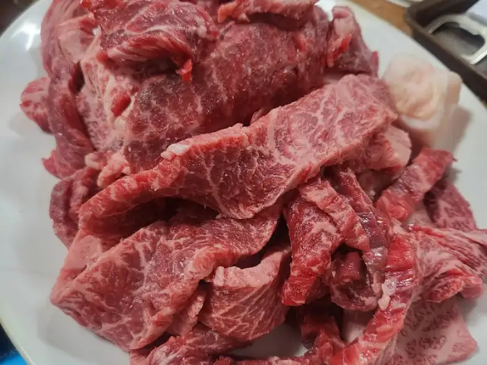 접시에 가득 담긴 소고기