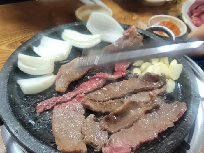 불판 위에서 구워지는 소고기
