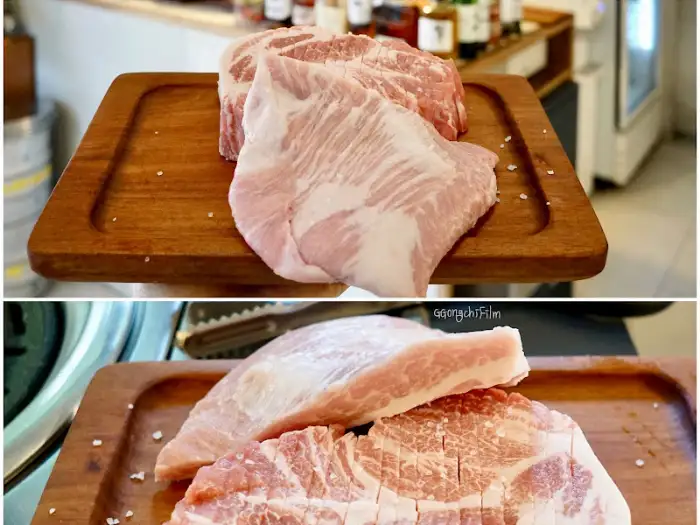 신선한 고기 두 덩이가 나무 도마 위에 놓여 있는 모습