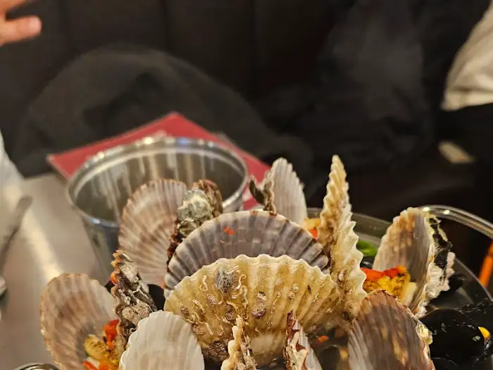 조개와 홍합, 땡초가 어우러진 요리