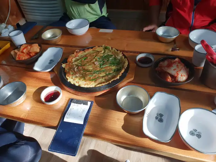 장수촌 해물 칼국수 해물파전과 김치