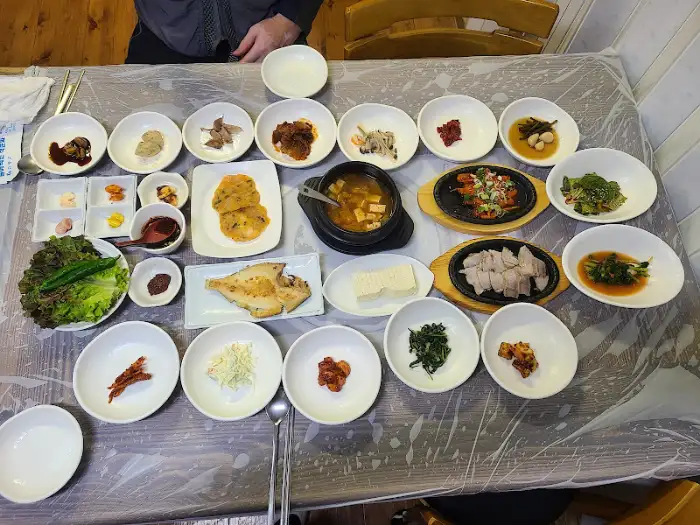 정갈하게 차려진 여러 가지 반찬들