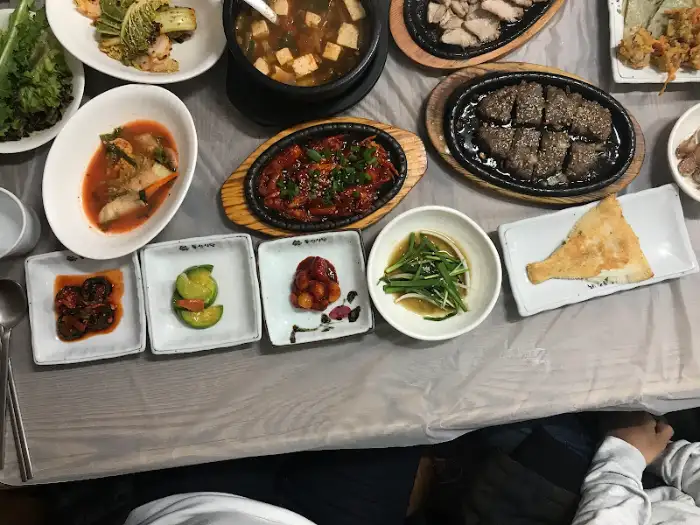 테이블 가득 차려진 다양한 음식들