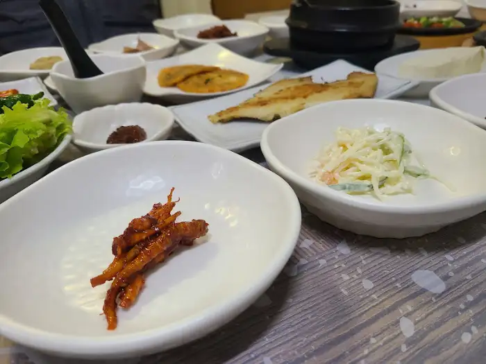흰 쌀밥 위에 곤드레 나물이 올라간 모습