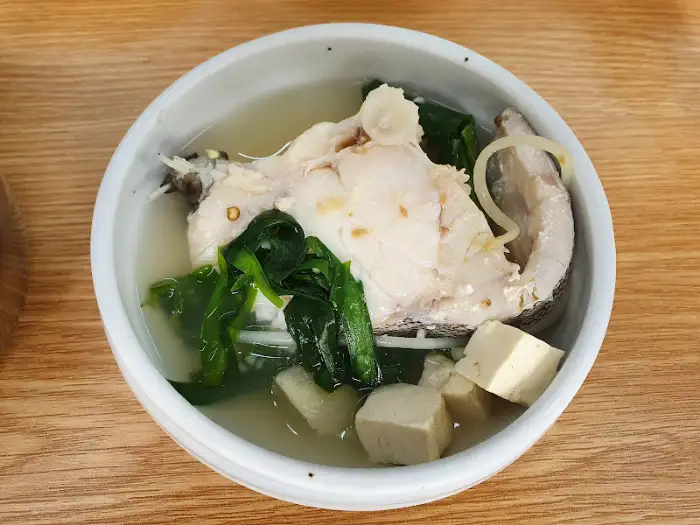 작은 그릇에 담긴 생선 요리