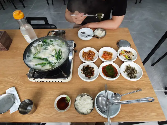 테이블 위에 차려진 식사