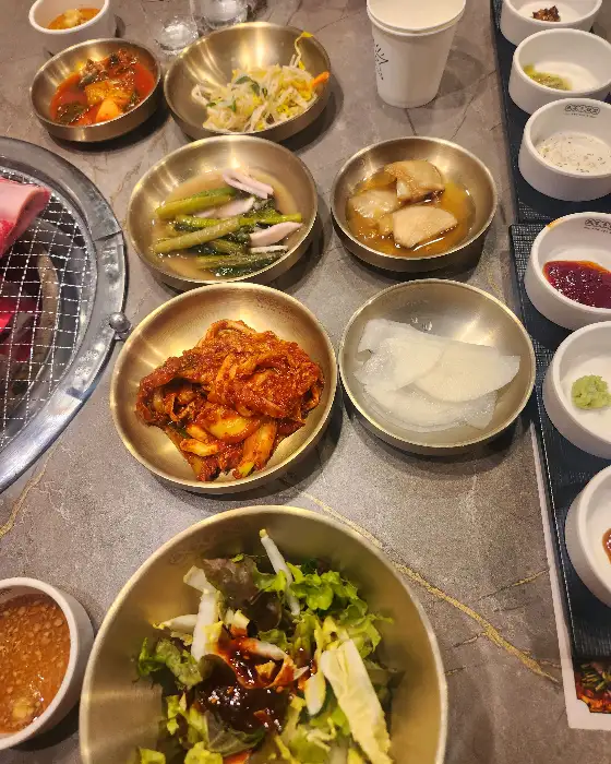 깔끔하게 정돈된 테이블과 다양한 밑반찬