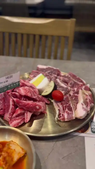 먹음직스러운 갈비살과 우대갈비