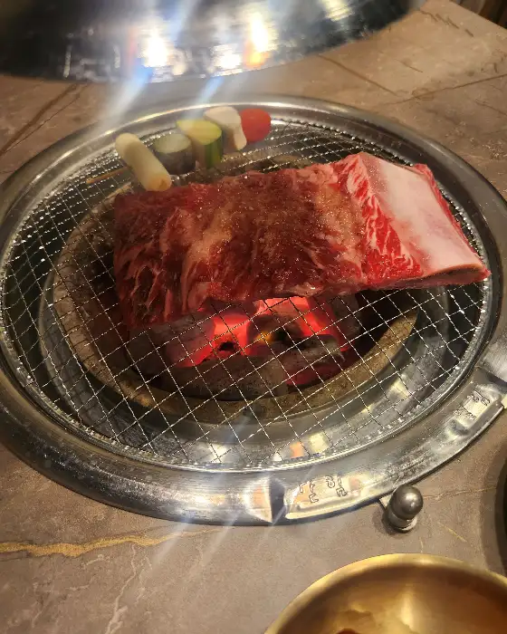 두툼한 우대갈비가 숯불 위에서 익어가는 모습