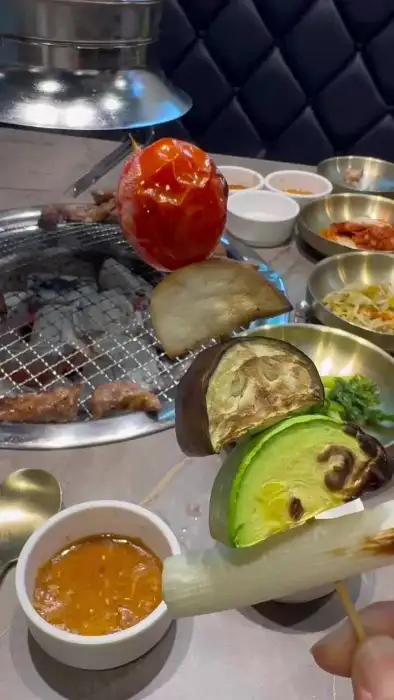 다양한 밑반찬과 소스가 준비된 모습