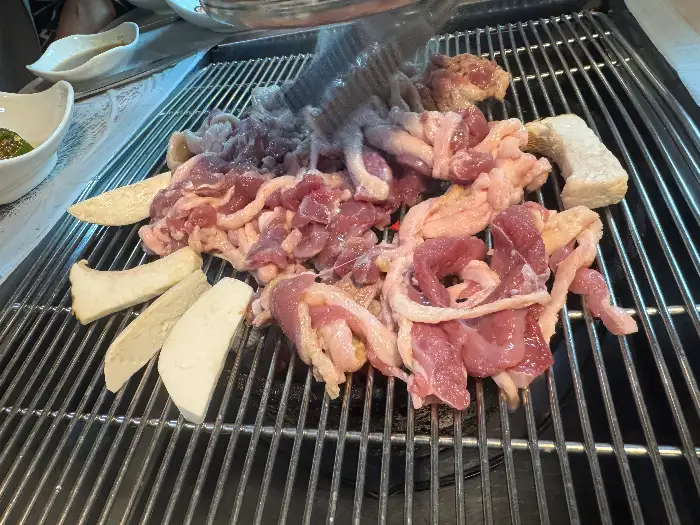 참숯 위에서 구워지는 오리고기
