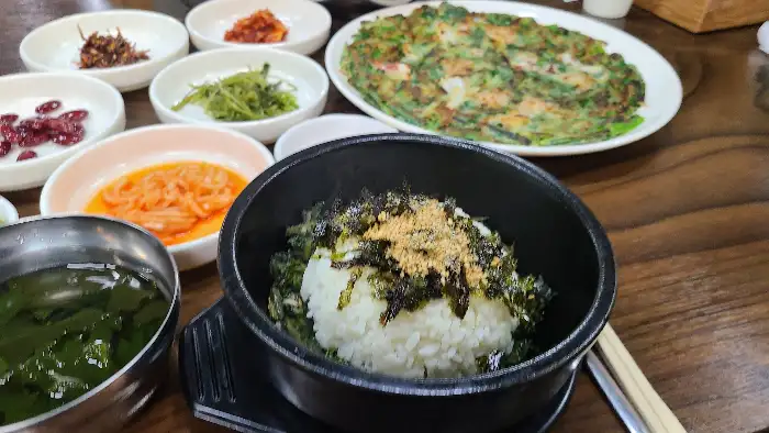 따뜻한 된장찌개와 갓 지은 밥