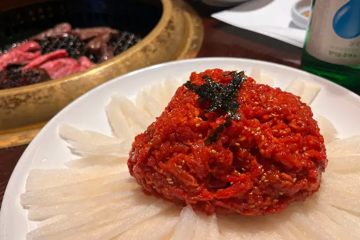 신선한 육회가 곱게 썰린 배 위에 올려져 나온 모습