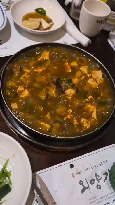 푸짐한 건더기가 들어간 된장찌개