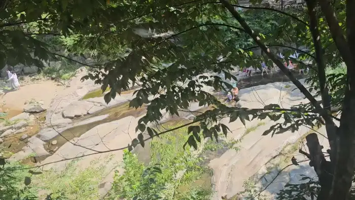 안양예술공원의 숲과 바위로 이루어진 계곡 풍경