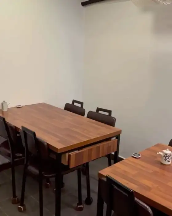 달곰식당 내부 테이블 모습
