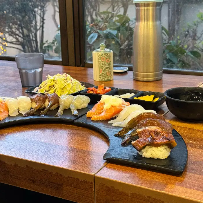 두툼한 연어 초밥