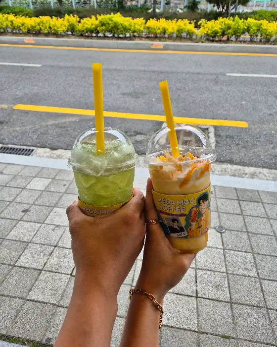 하동 메가커피에서 주문한 음료 두 잔