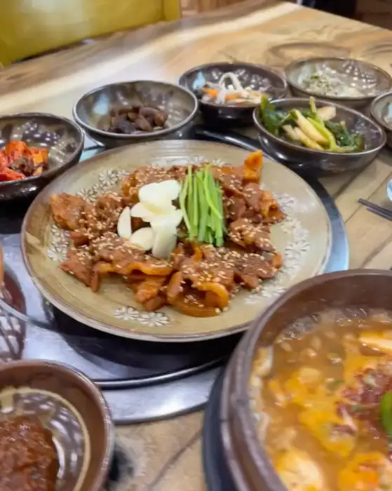 테이블 위 푸짐하게 차려진 식사