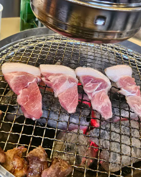 불판 위 돼지고기